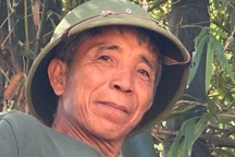 Cụ ông bị lũ cuốn ra bụi tre, mắt đỏ hoe nhìn nhà sập