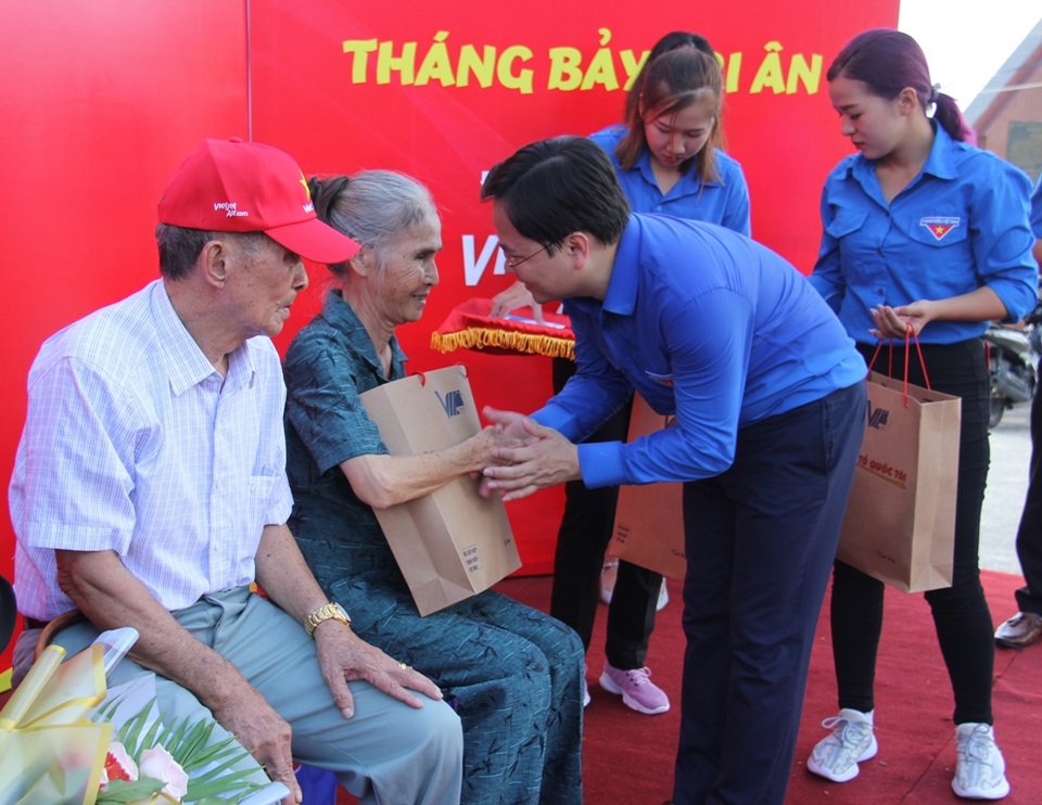 Hội Liên hiệp Thanh niên tri ân gia đình thương binh, liệt sĩ tại Côn Đảo - 4 Hội Liên hiệp Thanh niên tri ân gia đình thương binh, liệt sĩ tại Côn Đảo - 4