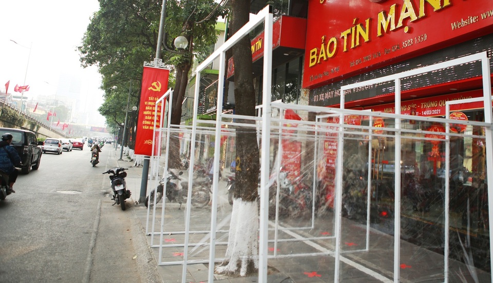 Cửa hàng vàng lắp vách ngăn phòng chống dịch trước ngày Vía Thần Tài - 1 Cửa hàng vàng lắp vách ngăn phòng chống dịch trước ngày Vía Thần Tài - 1