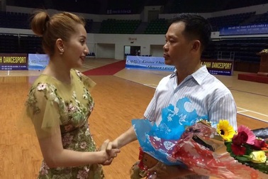 Khánh Thi nghẹn ngào trước vận động viên bị ung thư giai đoạn cuối vẫn mê khiêu vũ