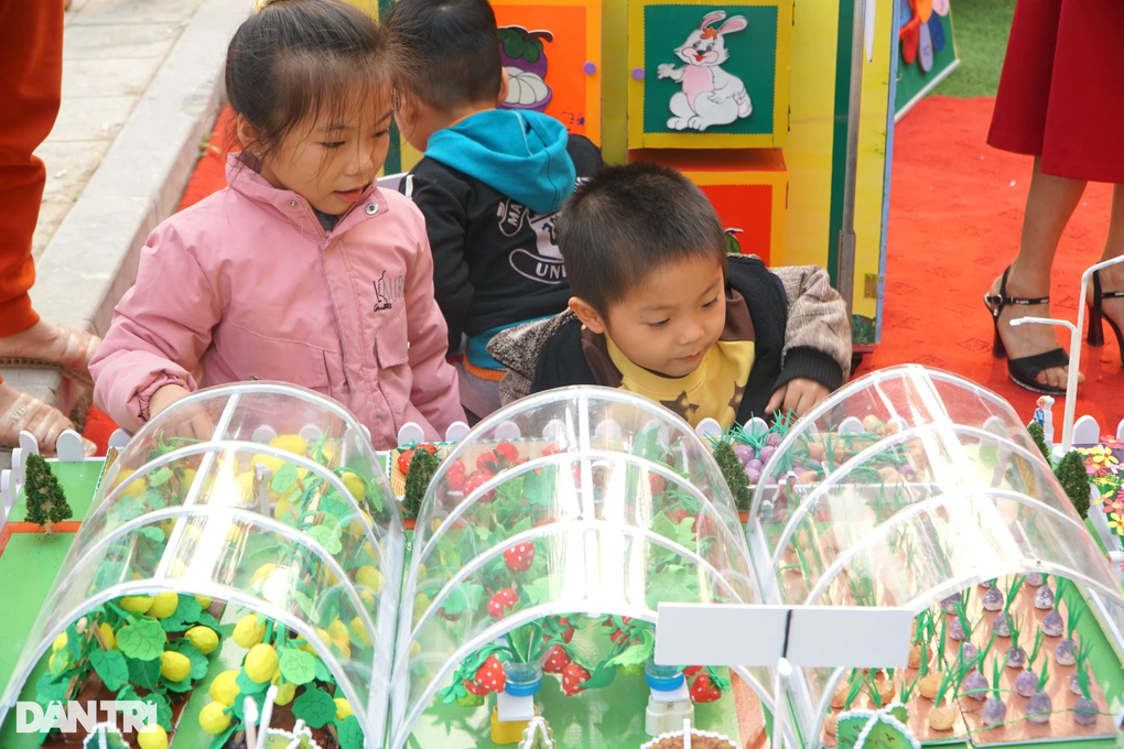 Giáo viên trổ tài biến phế thải thành dụng cụ học tập - 2 Giáo viên trổ tài biến phế thải thành dụng cụ học tập - 2