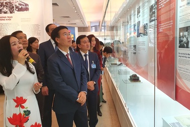 Trưng bày chuyên đề "Tự hào 90 năm Đảng Cộng sản Việt Nam - một chặng đường vẻ vang"