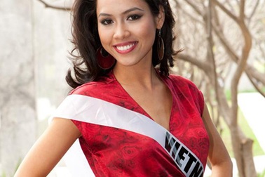 Hoàng My rực rỡ váy đỏ