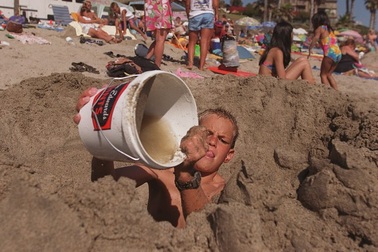 Đào hố cát trên bãi biển - Trò chơi nguy hiểm chết người