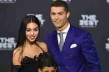 “Noi gương” Messi, C.Ronaldo sắp lấy vợ?