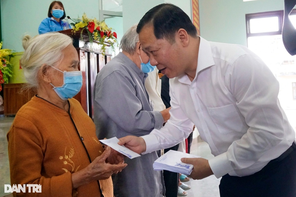 Chủ tịch Bình Định tặng quà Tết gia đình chính sách, hộ khó khăn - 2 Chủ tịch Bình Định tặng quà Tết gia đình chính sách, hộ khó khăn - 2