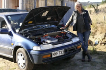 Xăng tăng giá, người phụ nữ tự chế tạo xe điện của riêng mình