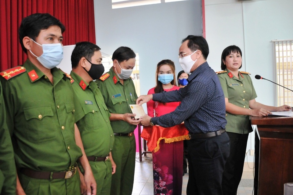 Giám đốc Công an tặng 242 phần quà Tết tới công an chính quy công tác ở xã - 3 Giám đốc Công an tặng 242 phần quà Tết tới công an chính quy công tác ở xã - 3