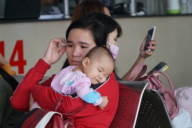 Bến xe miền Tây thông thoáng, bến xe miền Đông kẹt cứng ngày cận Tết