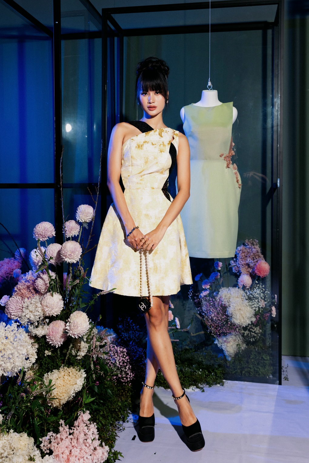 Ngô Thanh Vân rạng rỡ, Angela Phương Trinh đi xe mui trần dự triển lãm - 12 Ngô Thanh Vân rạng rỡ, Angela Phương Trinh đi xe mui trần dự triển lãm - 12