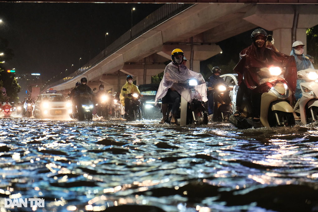 Nhiều nơi ở Hà Nội ngập trong biển nước sau cơn mưa lớn - 14 Nhiều nơi ở Hà Nội ngập trong biển nước sau cơn mưa lớn - 14
