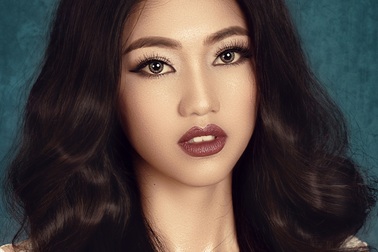 Á hậu Thanh Tú “mách” con gái cách tô son đón Giáng sinh