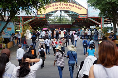 Hàng vạn người đổ về KDL Đại Nam trong ngày “xả cửa”