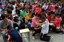 Đau lòng 6 con không nuôi nổi một cha: "Sao ông vẫn chưa chết?"