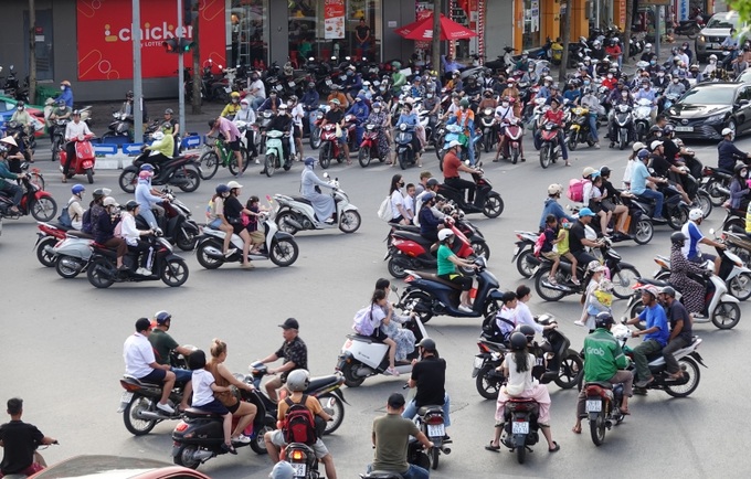 Trẻ em không được đội mũ bảo hiểm là tình trạng khá phổ biến hiện nay.