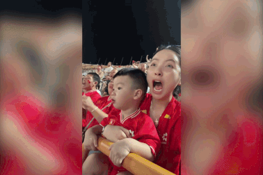 Quang Hải lập công, Chu Thanh Huyền vỡ òa cảm xúc trên khán đài đất Thái