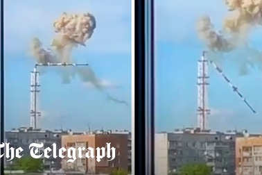 Khoảnh khắc Nga tập kích phá hủy tháp truyền hình Ukraine