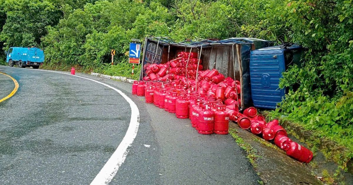 Xe chở gas lao vào vách núi, lật nghiêng trên đèo Hải Vân