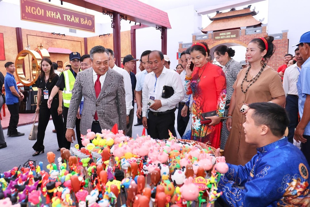 Hàng nghìn khách trải nghiệm không gian Truyền thống và sáng tạo Hà Nội - 2 Hàng nghìn khách trải nghiệm không gian Truyền thống và sáng tạo Hà Nội - 2