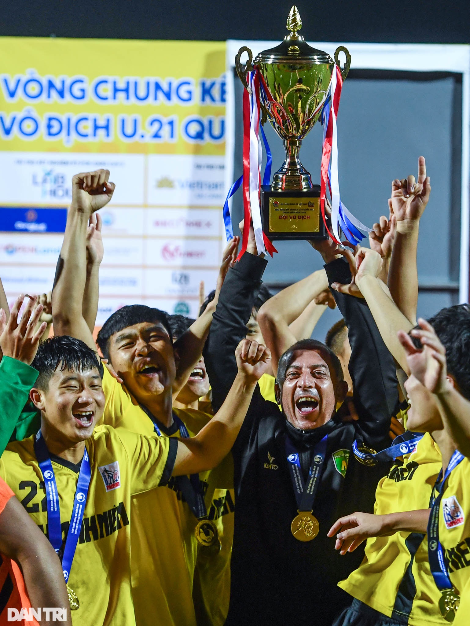 Cầu thủ U21 Hà Nội ngậm ngùi bật khóc sau trận thua chung kết U21 Quốc gia - 21 Cầu thủ U21 Hà Nội ngậm ngùi bật khóc sau trận thua chung kết U21 Quốc gia - 21