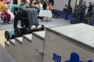 Robot xe lăn giúp người khuyết tật dễ dàng leo lên cầu thang