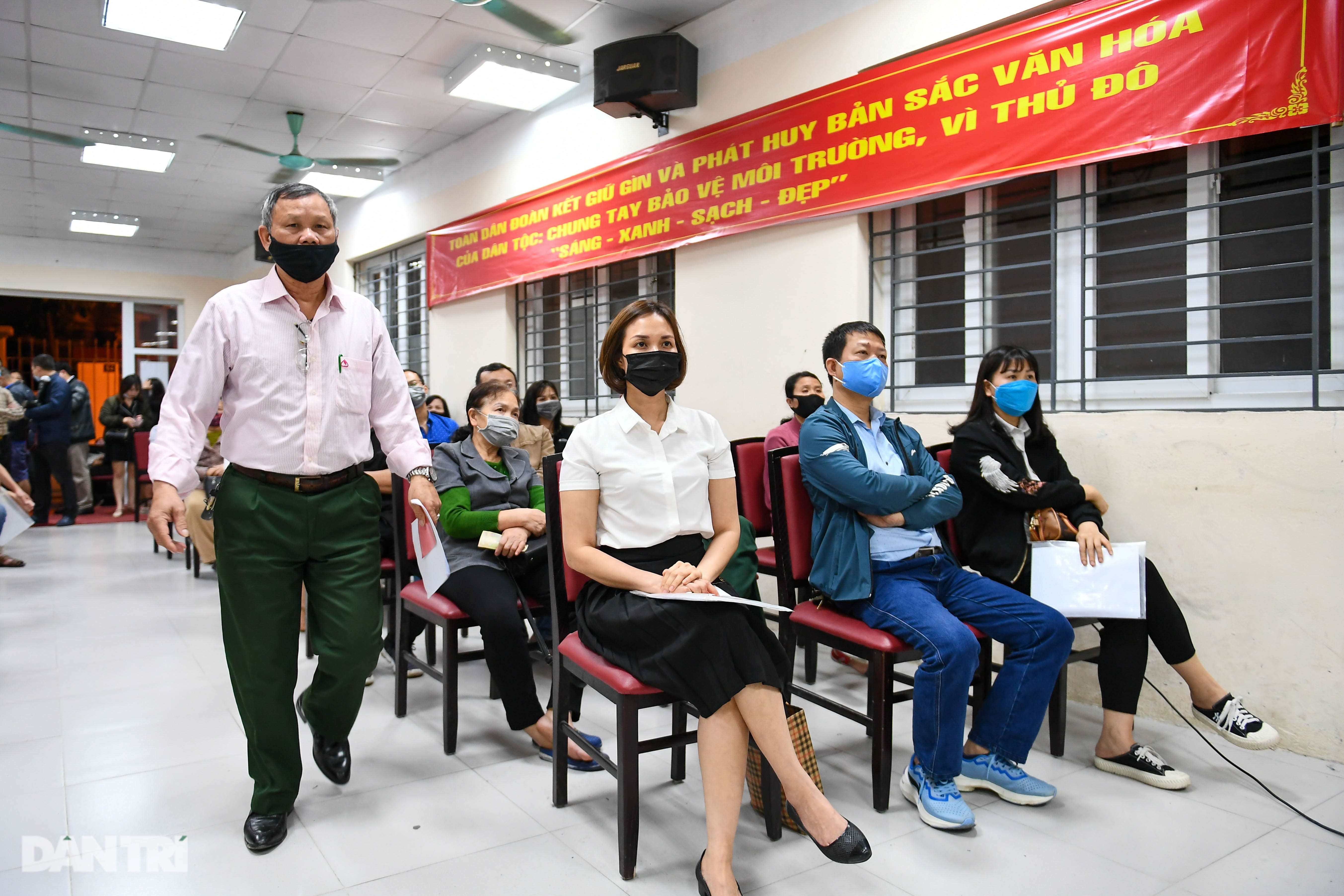 Công an Hà Nội xuyên đêm phục vụ người dân làm thẻ căn cước gắn chip - 21 Công an Hà Nội xuyên đêm phục vụ người dân làm thẻ căn cước gắn chip - 21