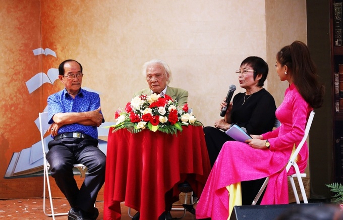 NSƯT Vũ Lân (bìa trái) tham gia tại tọa đàm Di sản Hồ Chí Minh - Thư gửi thanh niên”.