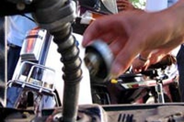 Điều chỉnh giá xăng bán lẻ trong nước theo tháng?
