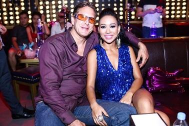 Thảo Trang và bạn trai ngoại quốc đi tiệc sau thời gian vắng bóng