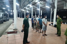 6 người đi bộ theo bờ biển để trốn khỏi vùng dịch Đà Nẵng