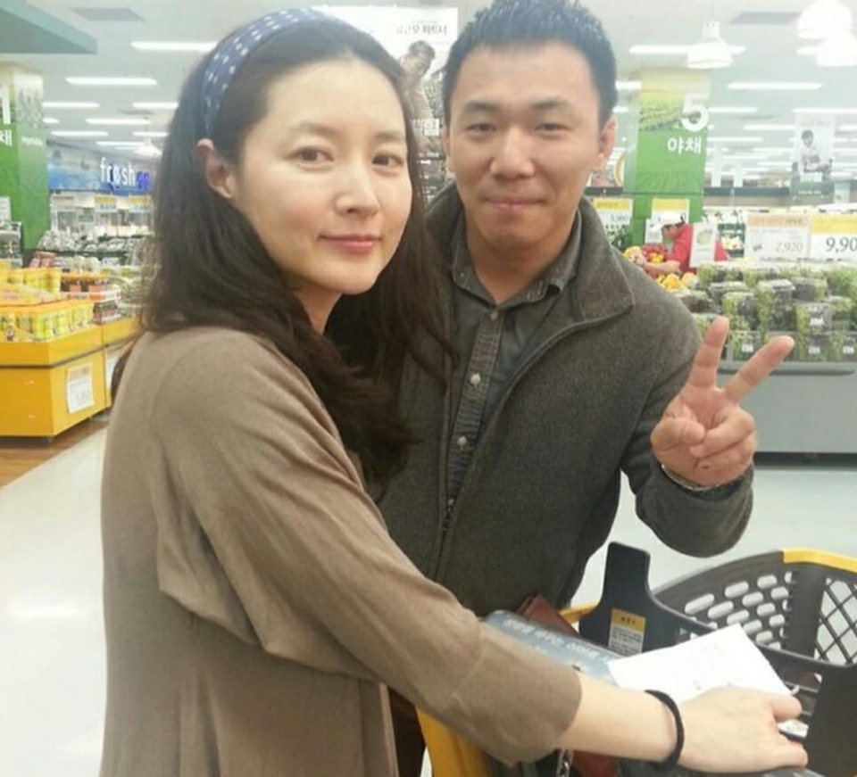 Lộ dấu hiệu lão hóa khi để mặt “mộc”, Lee Young Ae vẫn được khen - 1 Lộ dấu hiệu lão hóa khi để mặt “mộc”, Lee Young Ae vẫn được khen - 1
