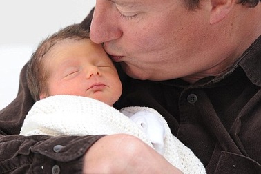 Thủ tướng Anh lần đầu công bố ảnh con gái mới sinh