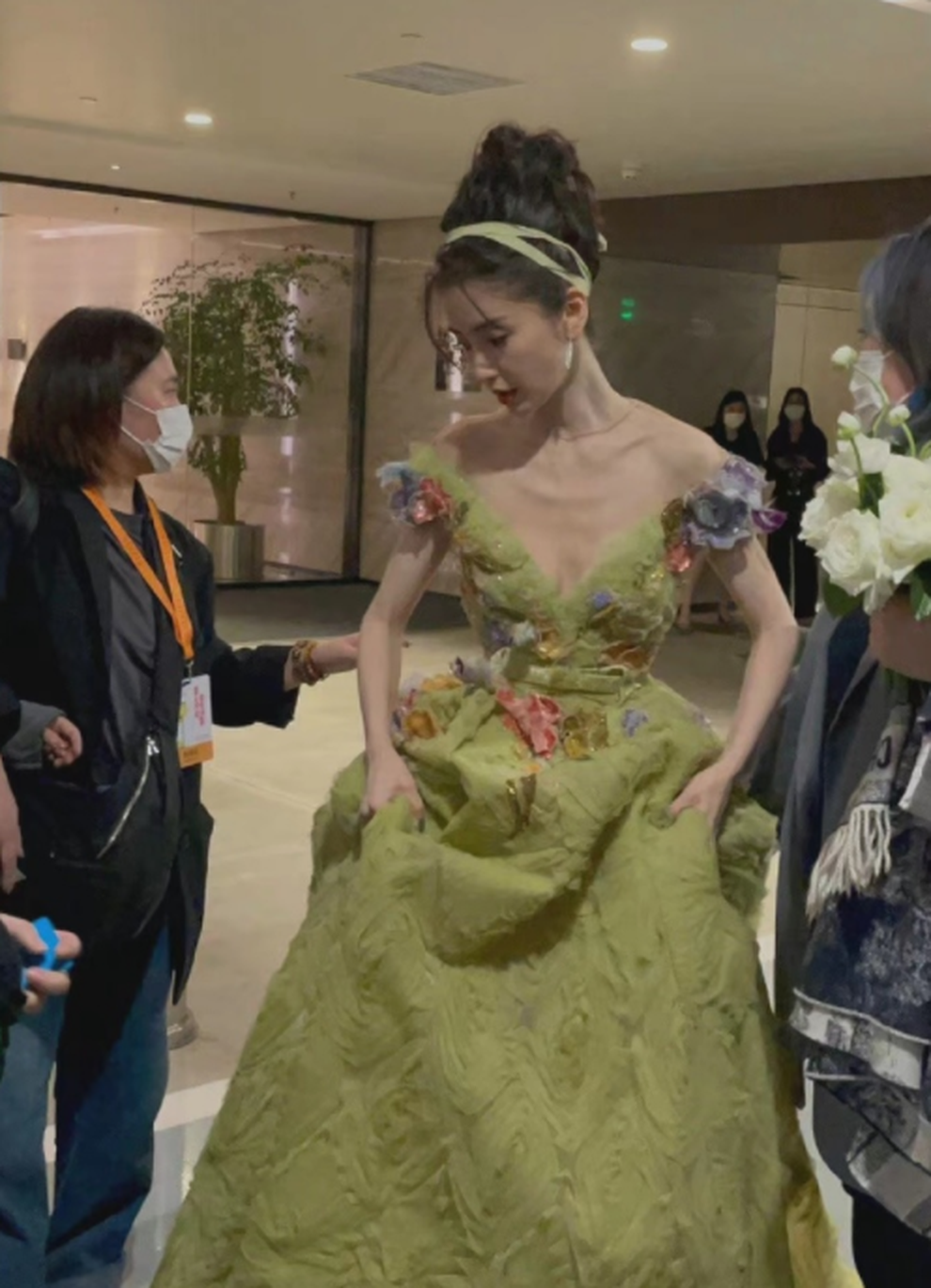 Angelababy khiến fan lo ngại khi lộ dáng vóc gầy gò - 1 Angelababy khiến fan lo ngại khi lộ dáng vóc gầy gò - 1