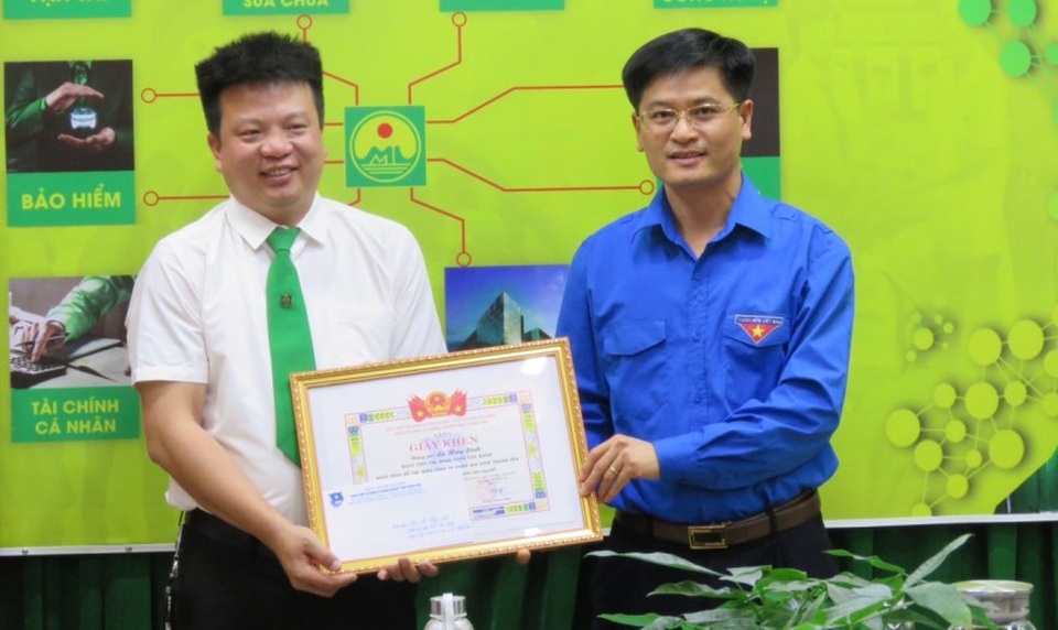 Khen thưởng tài xế taxi dũng cảm lao xuống sông cứu cô gái trẻ - 3 Khen thưởng tài xế taxi dũng cảm lao xuống sông cứu cô gái trẻ - 3