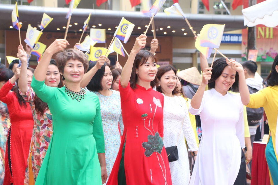 Trường THPT Yên Hòa kỉ niệm 60 năm thành lập và nhận Cờ thi đua Chính phủ - 4 Trường THPT Yên Hòa kỉ niệm 60 năm thành lập và nhận Cờ thi đua Chính phủ - 4
