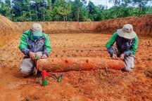 Đào ao thả cá, người dân tá hỏa phát hiện quả bom "khủng"