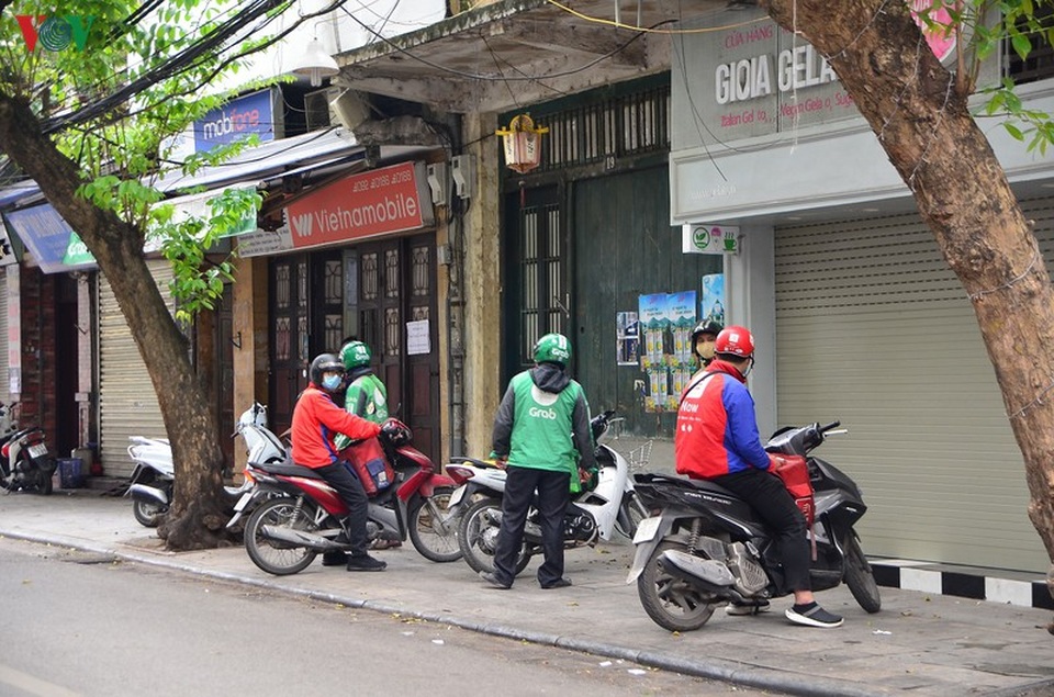 Giờ ăn trưa, shipper chen chúc lấy hàng, giao hàng mùa dịch Covid-19 - 8 Giờ ăn trưa, shipper chen chúc lấy hàng, giao hàng mùa dịch Covid-19 - 8
