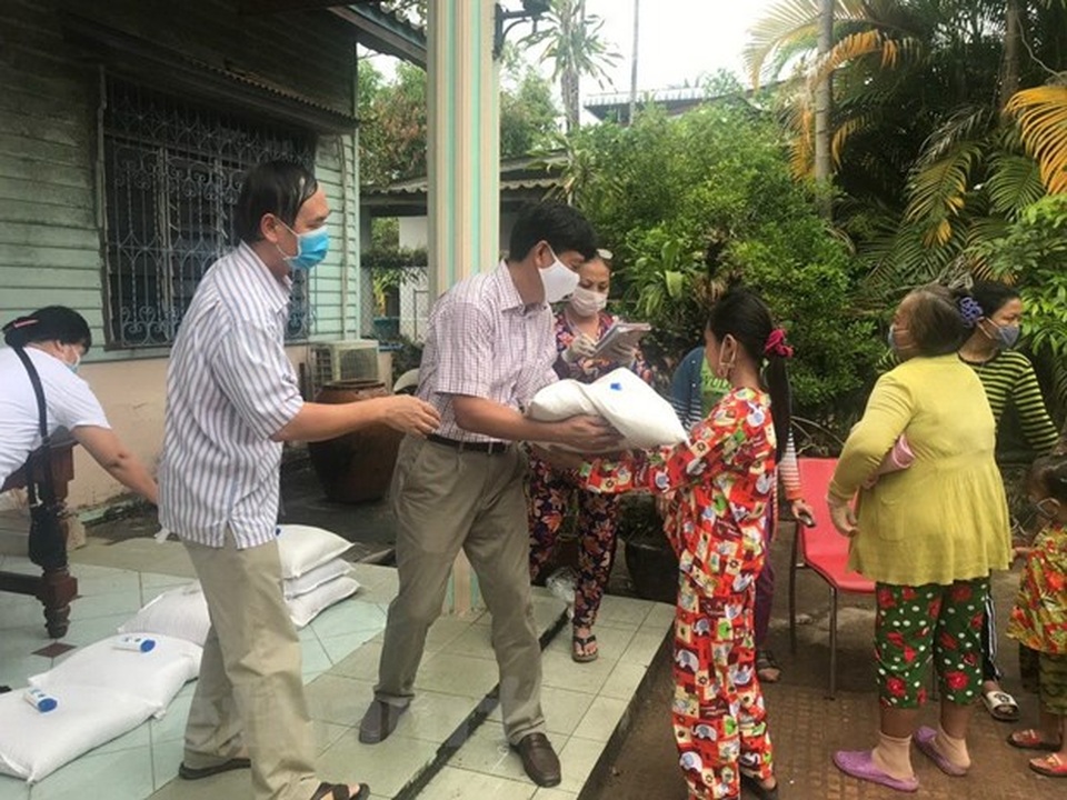 Những món quà nghĩa tình Kiên Giang gửi tới người Campuchia gốc Việt - 2 Những món quà nghĩa tình Kiên Giang gửi tới người Campuchia gốc Việt - 2