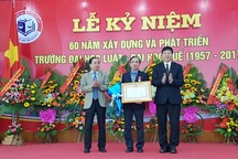 Tặng Huân chương Lao động cho Hiệu trưởng Đại học Luật Huế