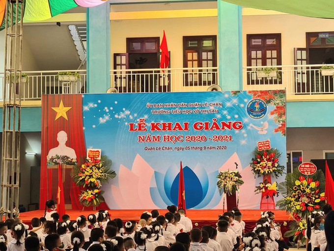 Xúc động hình ảnh Lễ Khai giảng đặc biệt nhất trong lịch sử - Ảnh 13. Xúc động hình ảnh Lễ Khai giảng đặc biệt nhất trong lịch sử - Ảnh 13.