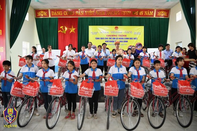 Trao tặng quà và xe đạp cho trẻ em có hoàn cảnh đặc biệt khó khăn tại Hòa Bình - Ảnh 1. Trao tặng quà và xe đạp cho trẻ em có hoàn cảnh đặc biệt khó khăn tại Hòa Bình - Ảnh 1.