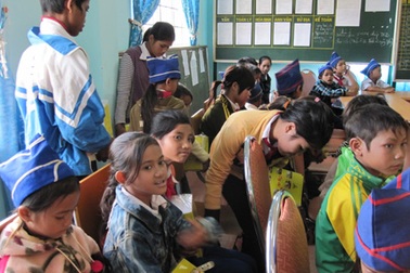 "Một triệu cuốn vở..." đến với học sinh nghèo Gia Lai, Kon Tum