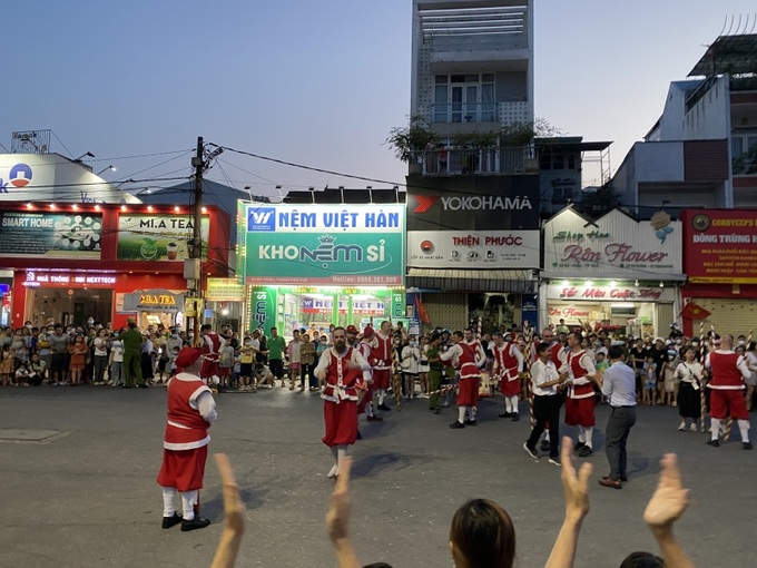 Sau khoảng thời gian ngắn nằm đường và được sự chăm sóc của đồng nghiệp, nam nghệ sĩ (người nhiều râu) đã có thể đứng lên đi lại, vẫy tay chào khán giả. Anh nhận được rất nhiều sự động viên qua các tràng pháo tay của người xem.