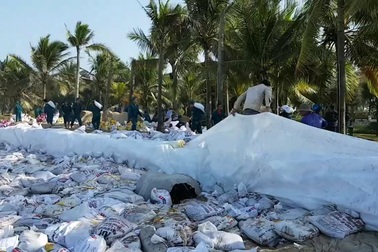 Các lực lượng đang khẩn trương gia cố bờ biển bằng bao cát