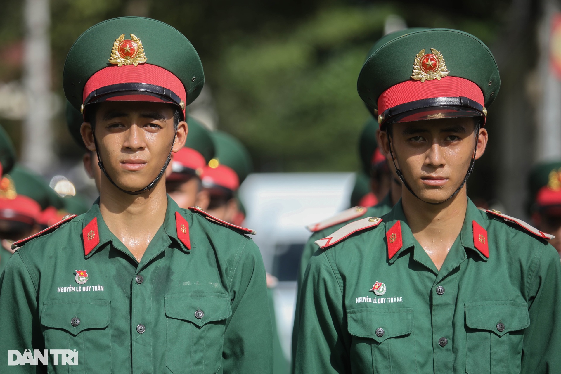 Hai anh em sinh đôi cùng tuyên thệ chiến sĩ mới dưới Quân kỳ Quyết thắng - 1 Hai anh em sinh đôi cùng tuyên thệ chiến sĩ mới dưới Quân kỳ Quyết thắng - 1