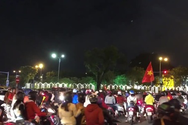 Người dân Đà Nẵng xuống đường ăn mừng