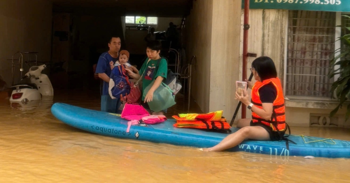 Chị Việt chèo sup vào khu chung cư Tiến Bộ (phường Quang Vinh) đưa gia đình bạn thân và nhiều hộ dân khác ra ngoài an toàn.