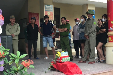 Đặt tiểu sành trước trụ sở UBND phường phản đối dự án xâm phạm mồ mả