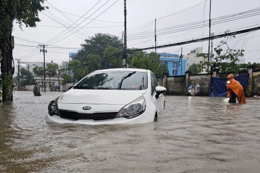 Mưa lớn gây ngập ở Bắc Nha Trang, nhiều ô tô chết máy