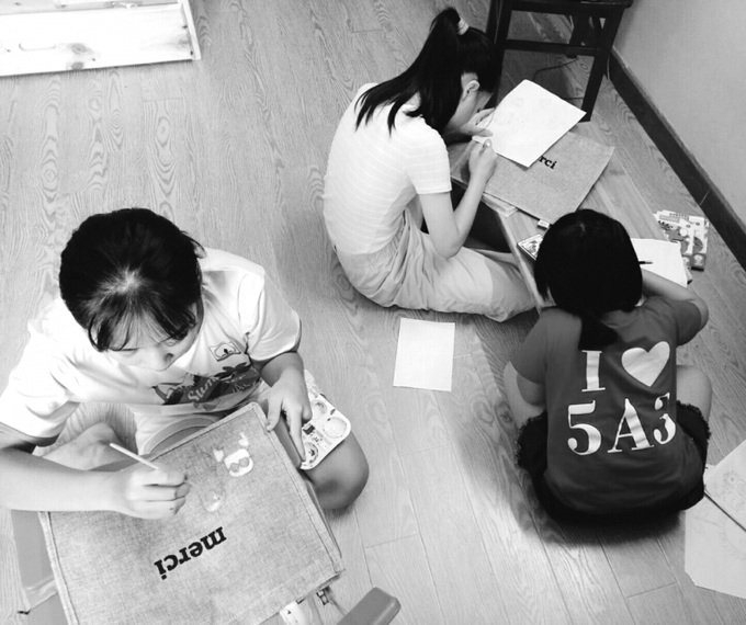 Làm đồ handmade, vẽ túi… là một trong những cách giúp trẻ vừa thỏa ước mơ sáng tạo, vừa có thể “kiếm tiền” để mua đồ dùng học tập. Ảnh M. Anh